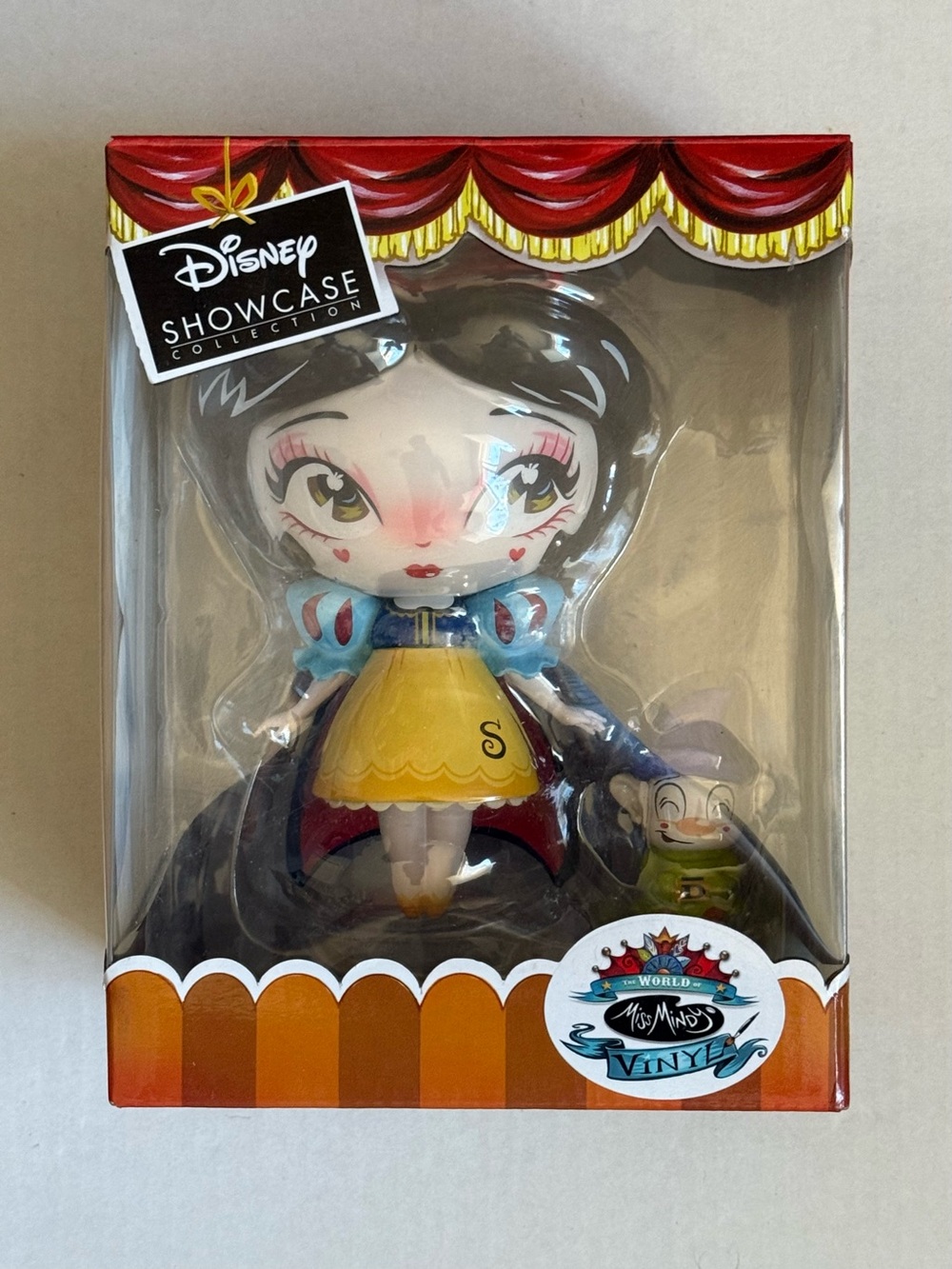Disney Showcase Collection Snow White Vinyl Figure